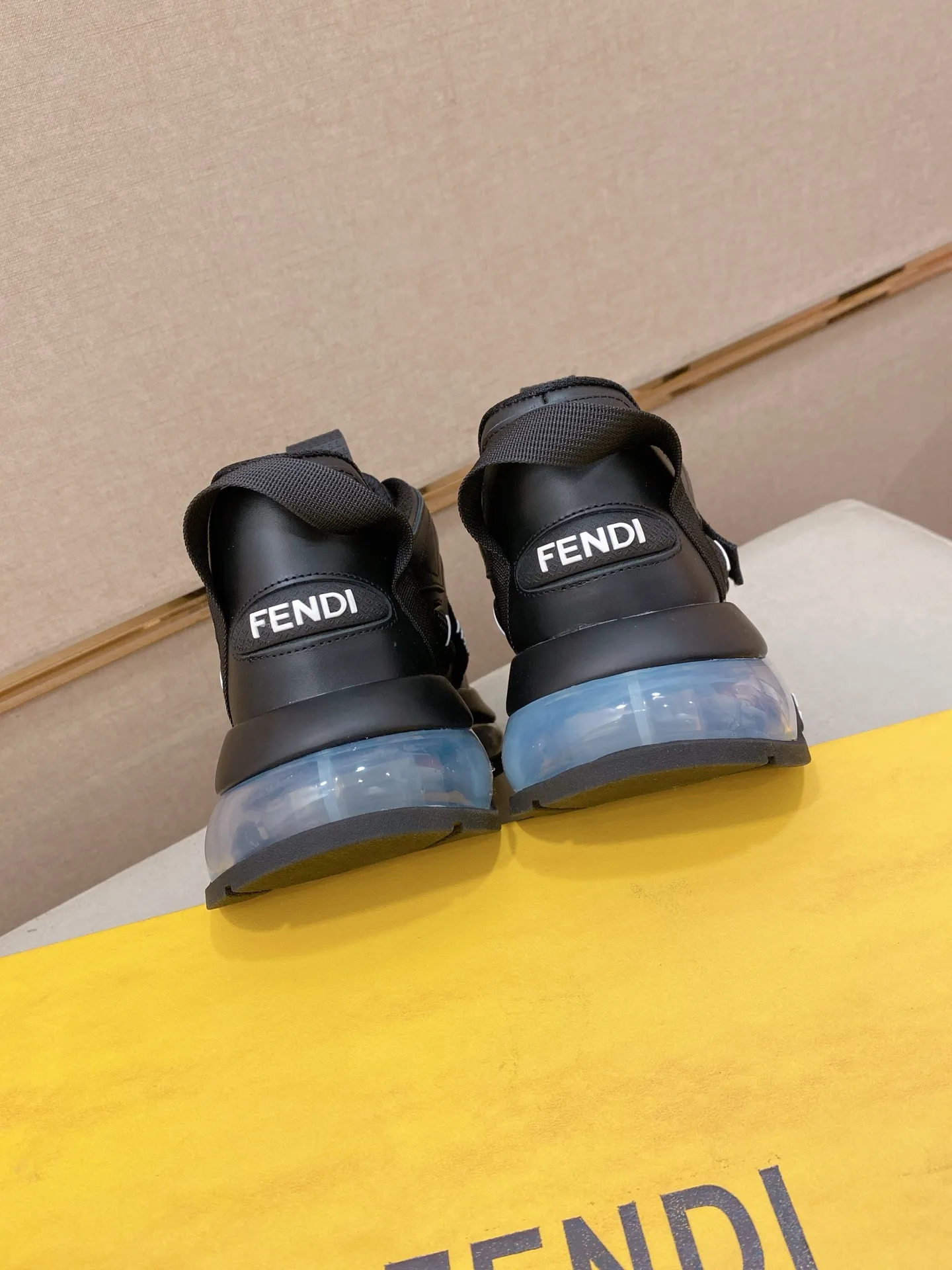 Men's shoes 💰 640💰 FENDI new model (Fendi) official website 1:1 copy 👊🏻Upper 🇮🇹Imported cowhide 🇩🇪Inside imported breathable mesh lining. The original outsole is molded to reflect the identity of every man, and the upper foot is elegant and stable🚶🏻🚶🏻The high-end custom counter original replica📯The shoe last remains unchanged regardless of wind and rain, and can withstand the verification of time🔍️,🔵 Size: 39-45. Can be customized 38-46 non-refundable and non-exchangeable!